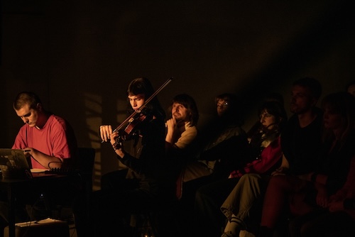 ehh hahah x j.inhale live musical setting - Noc Poezji: Performatywne czytanie „Autobiografii czerwonego” Anne Carson, Kraków